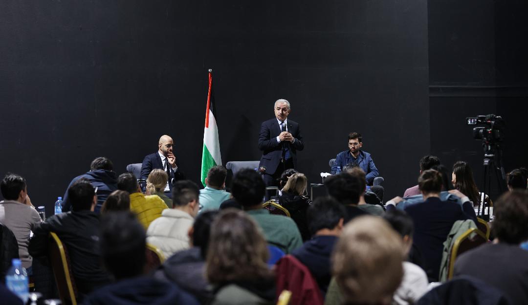 اشتية خلال لقائه 300 طالب من جامعة هارفارد الأميركية